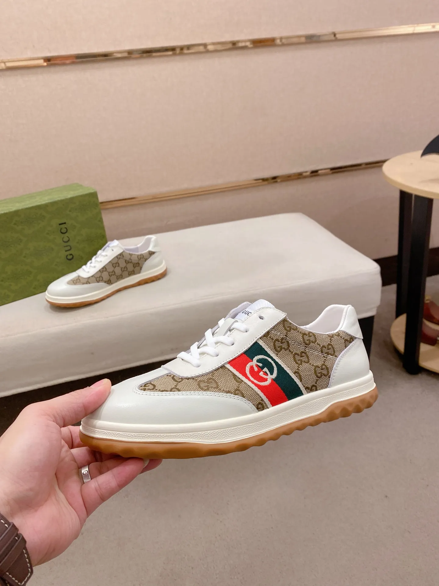 Men's shoes 💰 420 💰 High-quality new GUCCI counters are launched simultaneously. The new men's shoes, 😘fabrics are selected from imported cowhide, and the lining is sheepskin lining. 👍🏿 High-end ☄️ air-cushion molded anti-slip rubber outsole, exquisite lines, simple and elegant, comfortable and high-end for leisure travel. Code number: 38 to 44 (45 can be customized and cannot be returned or exchanged)